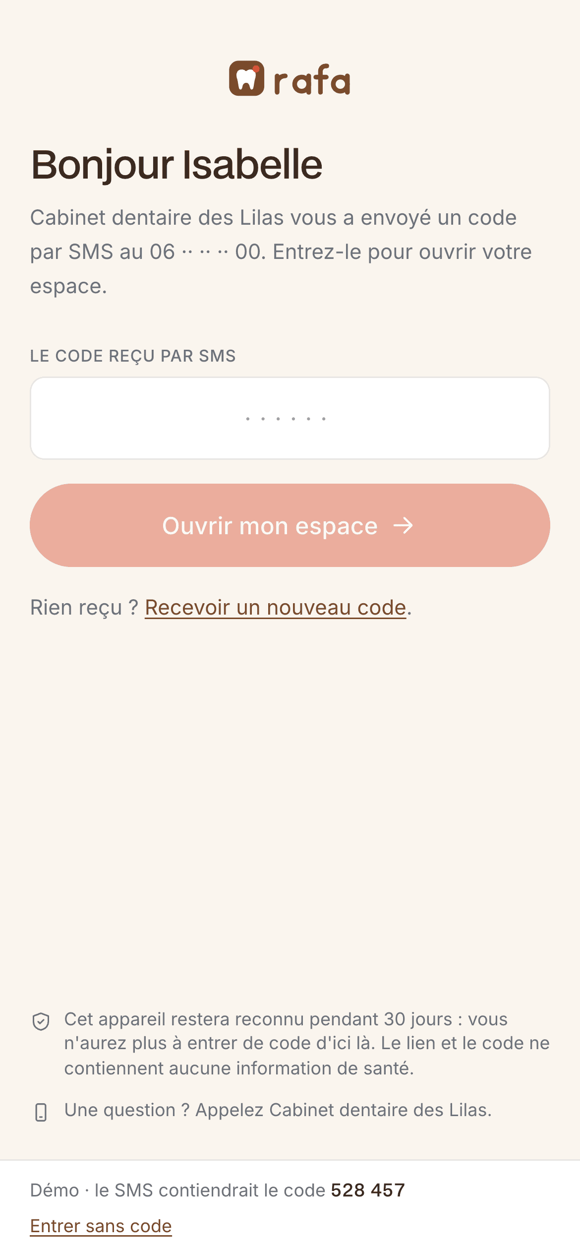 La porte : Un code reçu par SMS, six chiffres. L'appareil reste reconnu trente jours.